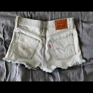 •LEVI'S• high rise light wash cutoff size 25 like new condition 501